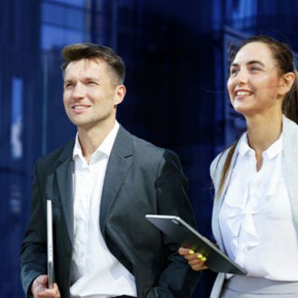 man en vrouw lopen op straat met ipad