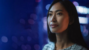 vrouw achter computer aan het werk