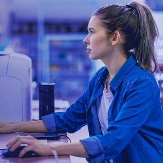 vrouw achter computer