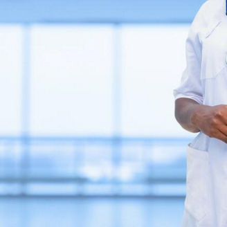 Hand van een vrouwelijke dokter houdt een map vast