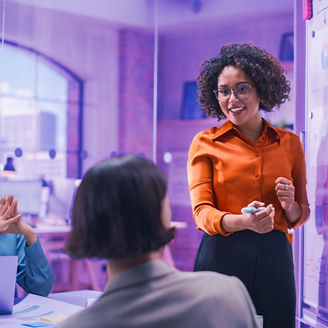 creatieve business vrouwen met elkaar in overleg voor whitebord