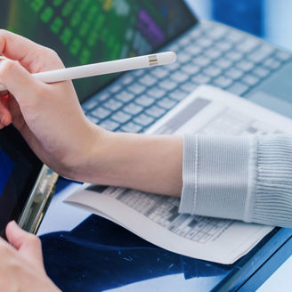 frau-schreibt-auf-tablet