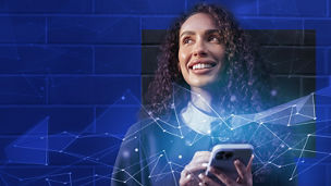 Frau mit Handy in Hand vor dunkelblauer Mauer