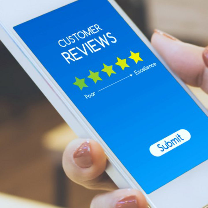 Frau erläutert Charts