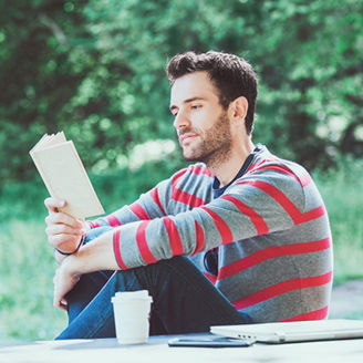 mlady muz citajuci knihu