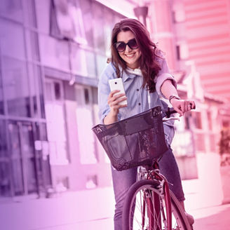 zena s mobilom na bicykli