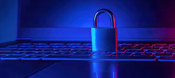 Laptop und Schloss