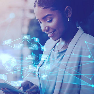 Mulher a sorrir enquanto utiliza um tablet, com elementos gráficos digitais e ligações em rede sobrepostos, representando tecnologia, inovação e conectividade.