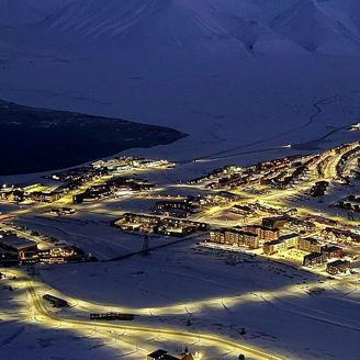 Nattbilde av en opplyst by