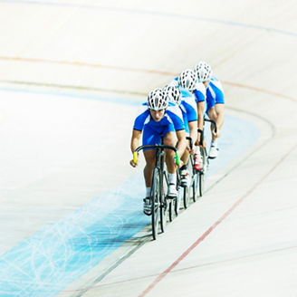Wielrenners fietsen achter elkaar