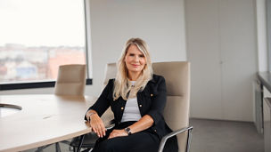 Foto Pavli Křečkové v praždké kanceláři