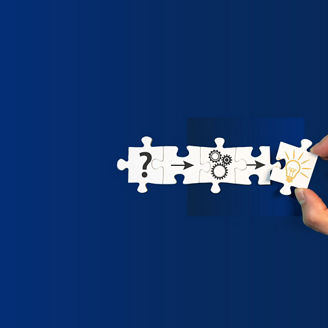 Das Bild zeigt eine Hand, die ein Puzzle zusammensetzt. Die Puzzleteile sind mit Symbolen versehen: ein Fragezeichen, Zahnräder und eine Glühbirne. Diese Symbole repräsentieren den Prozess von einer Frage oder einem Problem über die Bearbeitung oder Lösung bis hin zur Idee oder Erkenntnis. Der Hintergrund ist ein tiefes Blau, das die weißen Puzzleteile hervorhebt.