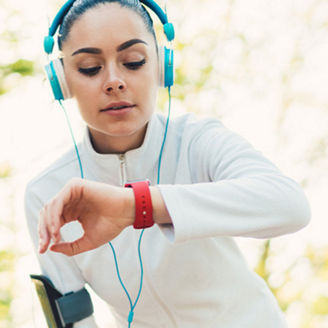 Joggerin schaut aufihre Uhr