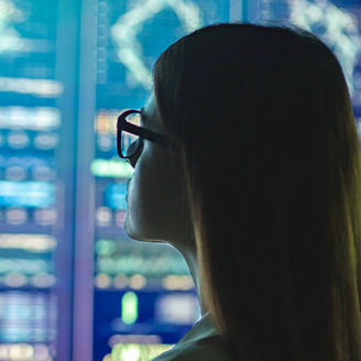 Person vor digitalem Bildschirm