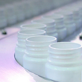 leere Plastikflaschen auf Produktionsband
