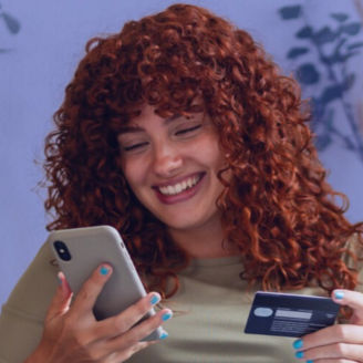 Frau mit Smartphone und Kreditkarte