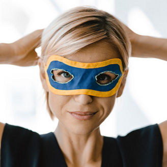 Frau mit Augenmaske