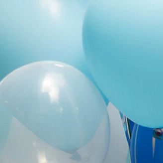 Luftballons vor blauem Himmel