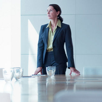 Frau in grossem Meetingraum