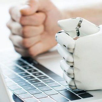 Tastatur mit einer menschlichen und einer Roboterhand