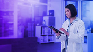 Weibliche Ärztin die sich eine Akte anschaut 