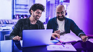 Collega's die samen naar een laptop kijken