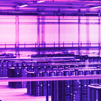 Man en vrouw staan in een datacenter en kijken naar een scherm