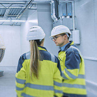 Generator in Industriehalle mit zwei Personen