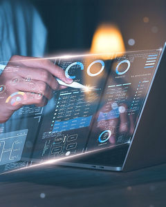 Hände mit Stift vor digitalem Bildschirm