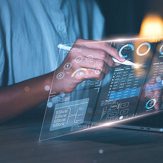 Hände mit Stift und einem digitalen Bildschirm