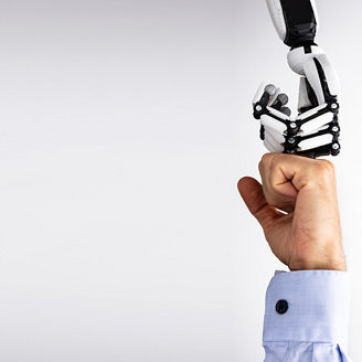 Roboter- und männliche Hand