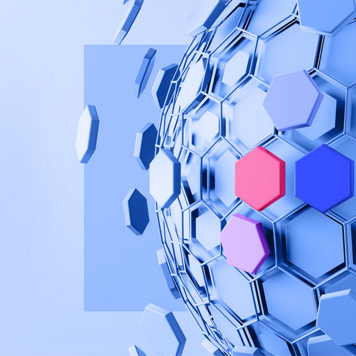 Eine kugelförmige Struktur aus miteinander verbundenen Hexagonen, einige davon in Rot und Blau hervorgehoben, vor einem hellen Hintergrund.