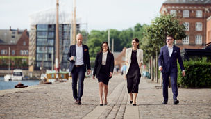 Medarbejdere går udenfor