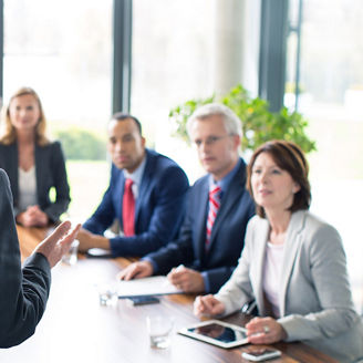 Frau in digitaler Welt