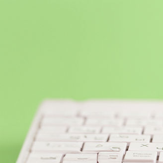 Pflanze wächst aus einer Tastatur