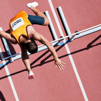 Huerdenspringer auf Sportplatz