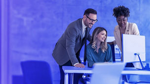 Drei Kollegen am Desktop