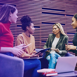 Collegues sitting in a cirkel and chatting
