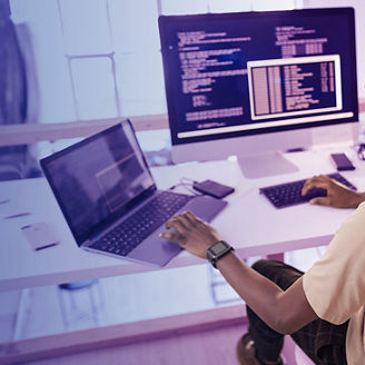collega achter laptop en computer