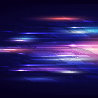 Abstrakte, neonfarbene Lichtspuren in Blau, Violett und Pink ziehen von links nach rechts über dunklen Hintergrund und vermitteln Tempo/Technologie.