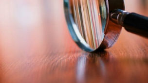 Lupe auf einem Tisch