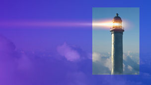 Leuchtturm in den Wolken