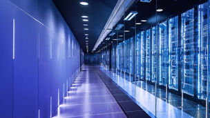 Ein Rechenzentrum im blauen Licht