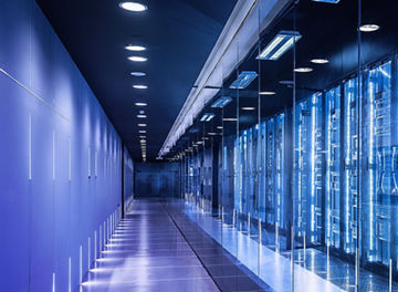 Ein Rechenzentrum im blauen Licht