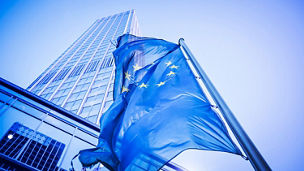 Eine Flagge vorm Gebäude