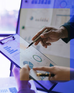 Frau am Marktstand beim Einkaufen