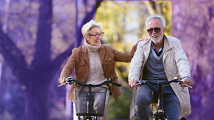 oudere mensen op de fiets