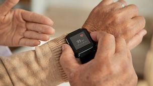 Persoon monitort hartslag op smartwatch