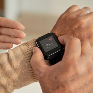 Persoon monitort hartslag op smartwatch