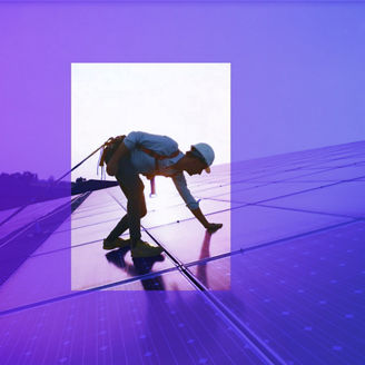 man inspecteert zonnepanelen